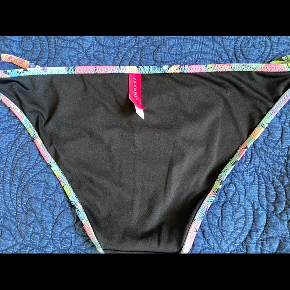 ❌SOLD❌ Victoria’s Secret Floral Bikini Bottoms - Picture 4 of 6